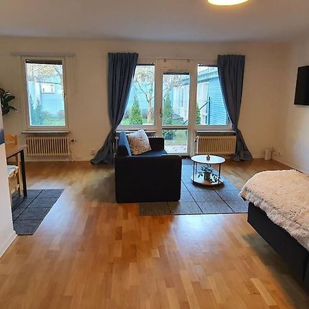 Apartment With Garden Near Metro! Estocolmo Exterior foto