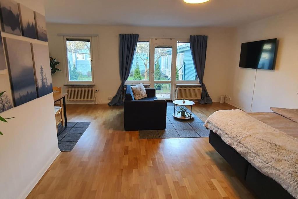 Apartment With Garden Near Metro! Estocolmo Exterior foto